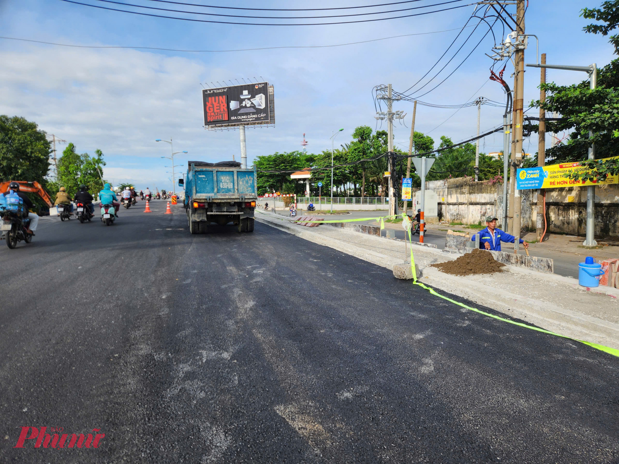 Hai bên đầu cầu đã được trải thảm nhựa mới - Ảnh: Nguyễn Văn