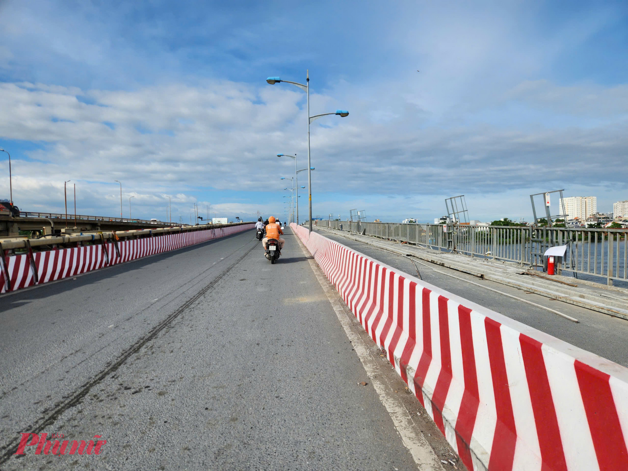 Xe máy vẫn lưu thông qua cầu bình thường trong quá trình thi công nâng tĩnh không cầu