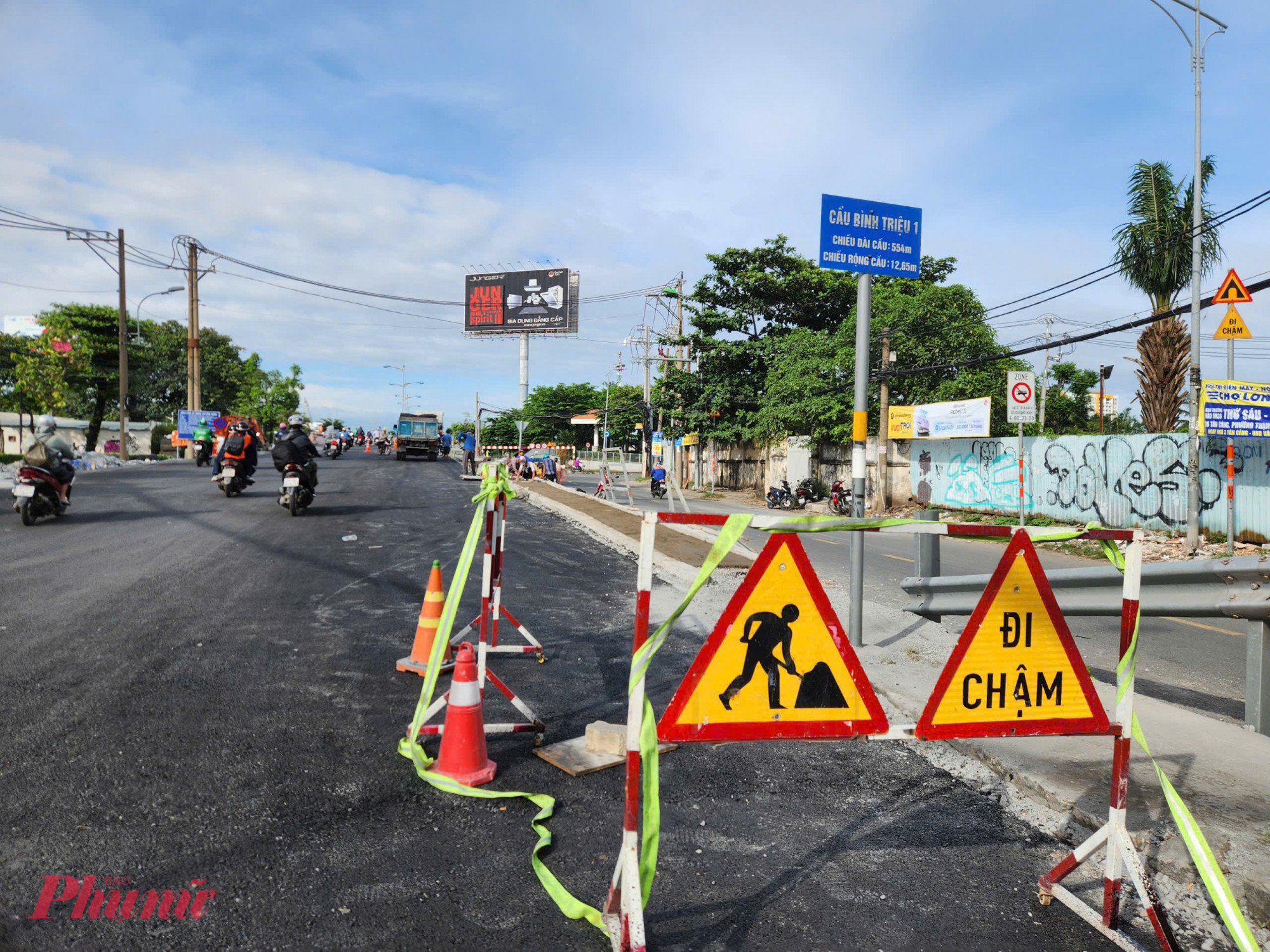 Biển báo công trình được dựng lên để thi công những hạng mục cuối cùng trước ngày thông xe - Ảnh: Nguyễn Văn