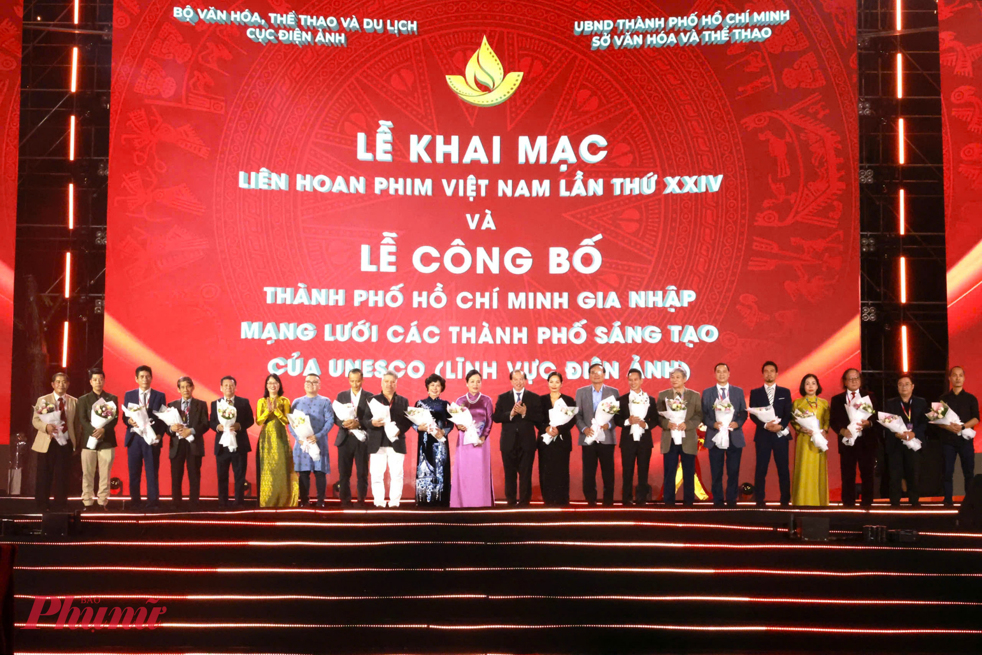 Dàn ban giám khảo của các thể loại phim cùng nhận hoa chúc mừng của Ban tổ chức 