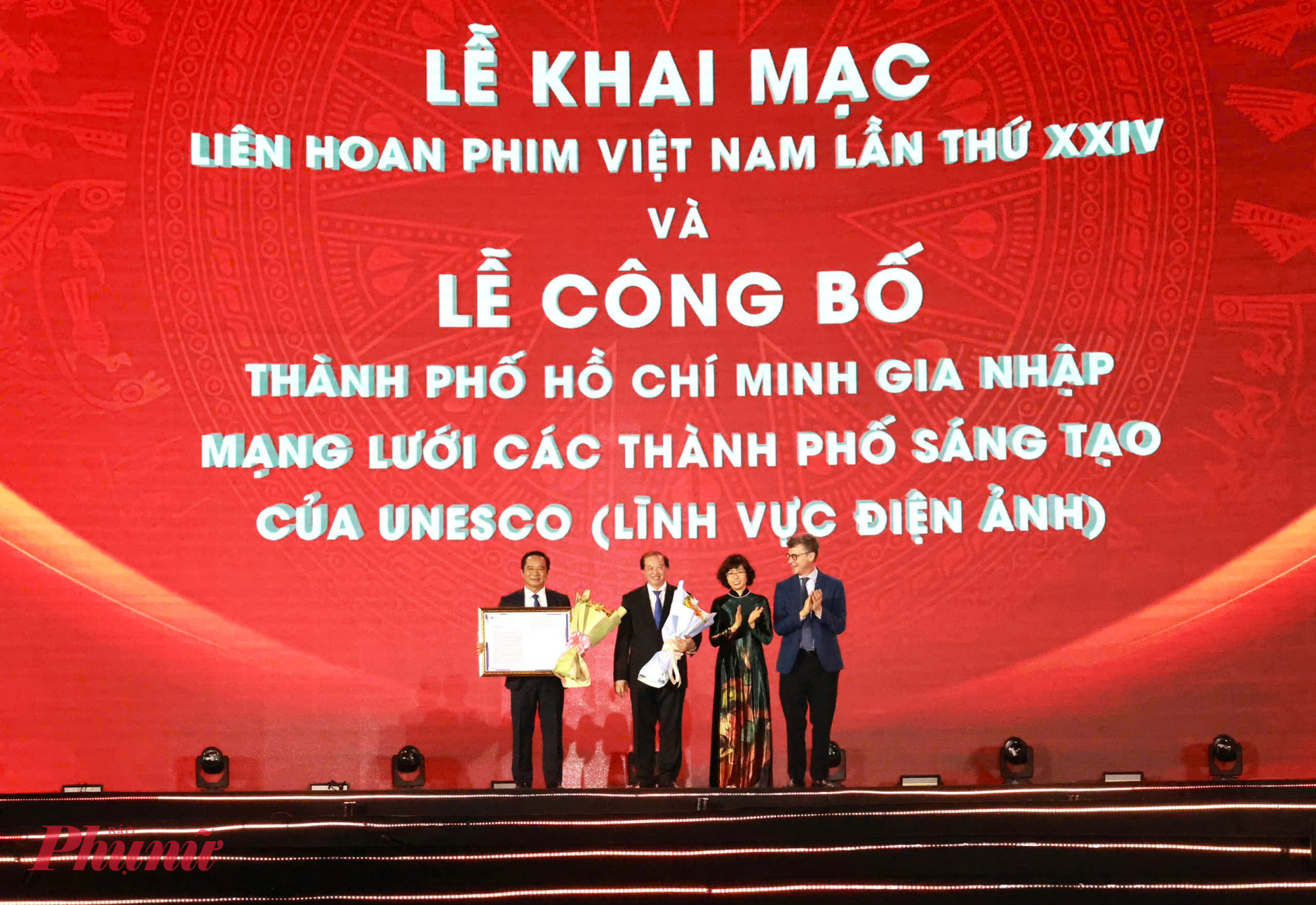 Giấy phút ông Eric Soulier, Giám đốc Viện Pháp Việt Nam (bìa phải) trao danh hiệu Thành phố điện ảnh cho các đại diện lãnh đạo TPHCM