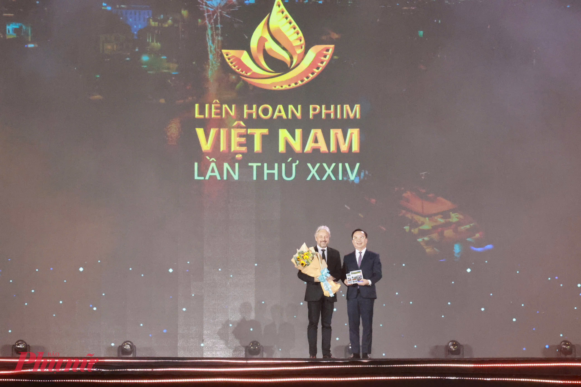 Chủ tịch UBND TPHCM Nguyễn Văn Được (phải) nhận Cẩm nang TPHCM- Điểm đến sản xuất phim (Nguồn ảnh: Hồng Nga)