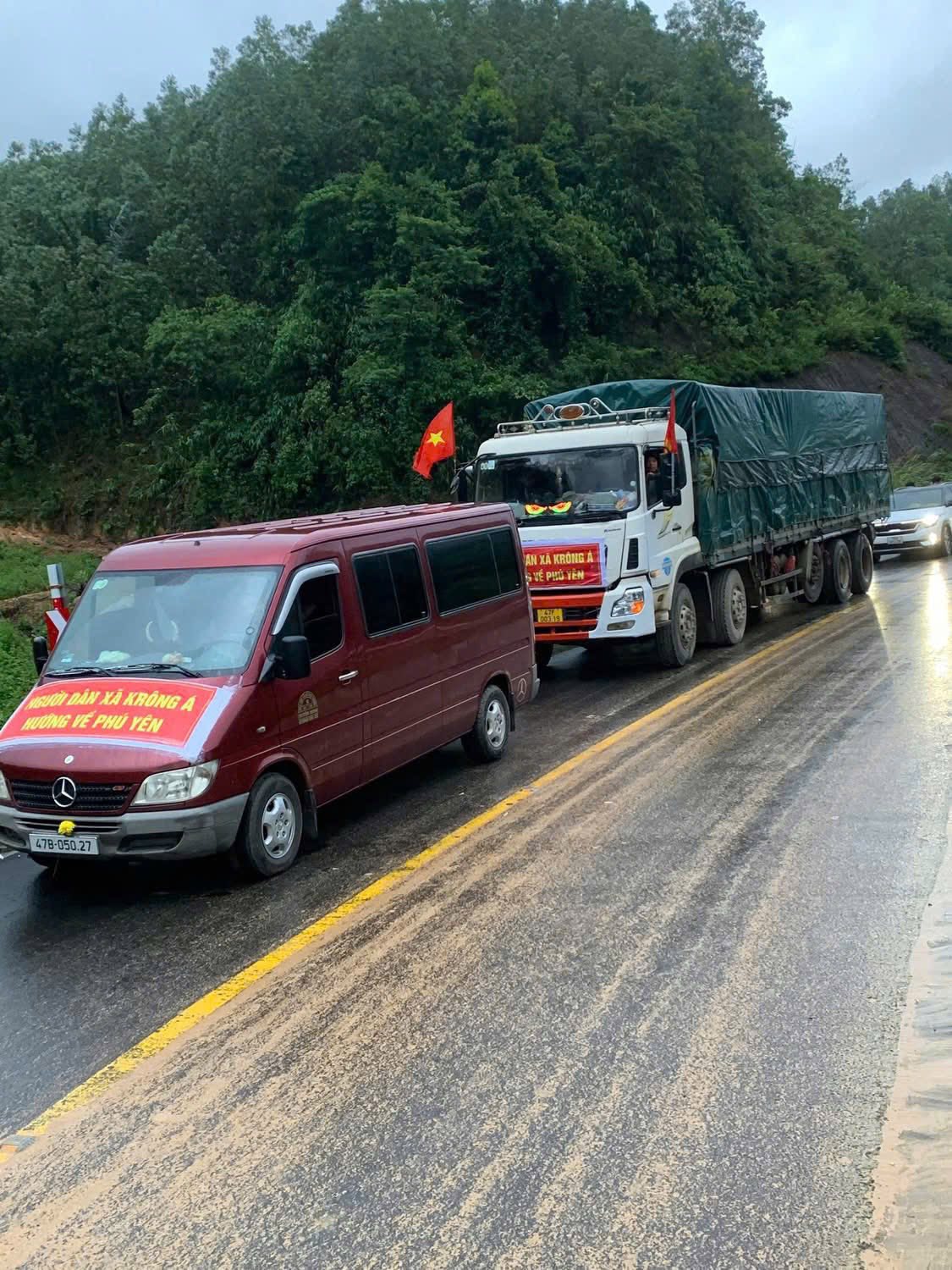 Các đoàn xe băng qua những cung đường còn sạt lở, mang theo tấm lòng sẻ chia gửi đến đồng bào vùng lũ- Ảnh: TTĐX