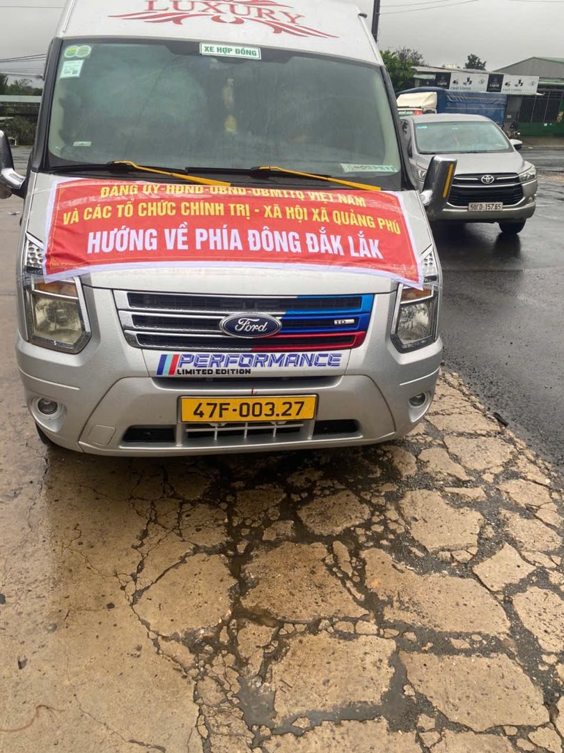 Ngày 22/11, nhiều đoàn cứu trợ từ các địa phương phía Tây tỉnh Đắk Lắk đã lên đường, mang theo nhu yếu phẩm, lương thực, nước uống và các vật dụng thiết yếu để hỗ trợ bà con-Ảnh: TTĐX