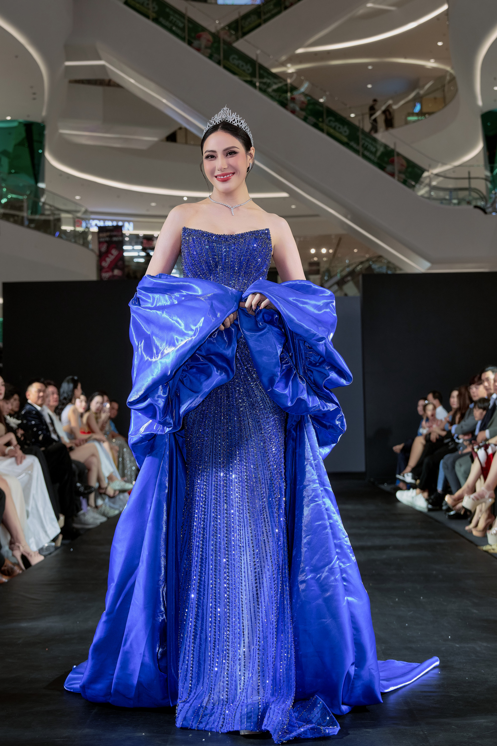Những mẫu đầm dạ hội được thiết kế công phu, nổi bật bởi phom dáng couture được dựng kỹ thuật thủ công tinh xảo.   Dải màu lộng lẫy và quyền lực tượng trưng cho hành trình thăng hoa. Chất liệu organza, satin và pha lê cao cấp. Kỹ thuật kết đá, đính cườm thủ công từ đội ngũ nghệ nhân lành nghề.