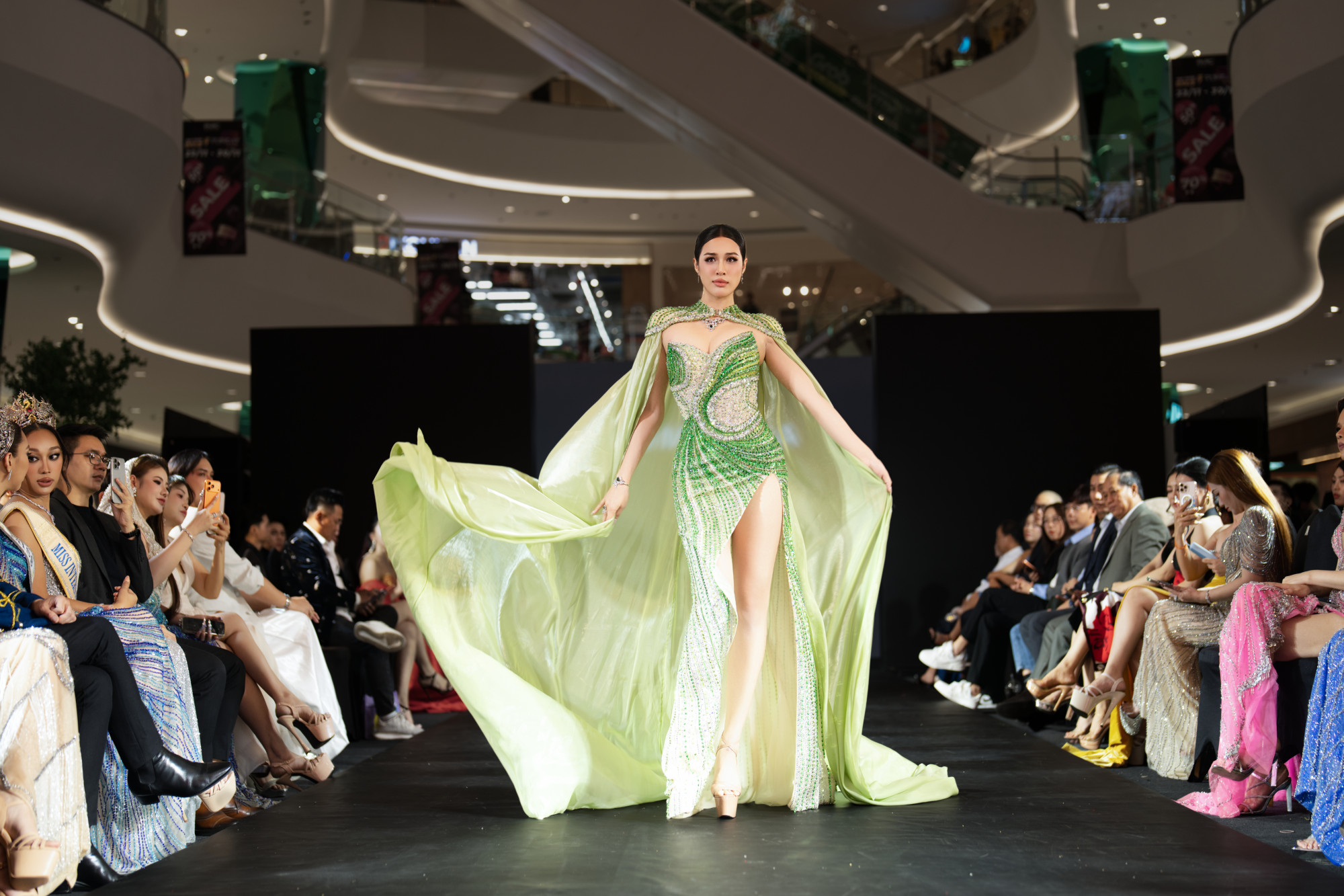  Sự kiện mở đầu bằng màn trình diễn của người mẫu Mai Anh – Top 10 Miss Cosmo Vietnam. Xuất hiện trên sân khấu, cô ghi điểm bởi nhan sắc rạng rỡ trong thiết kế dạ hội được đính kết bắt mắt của Tom Kara.