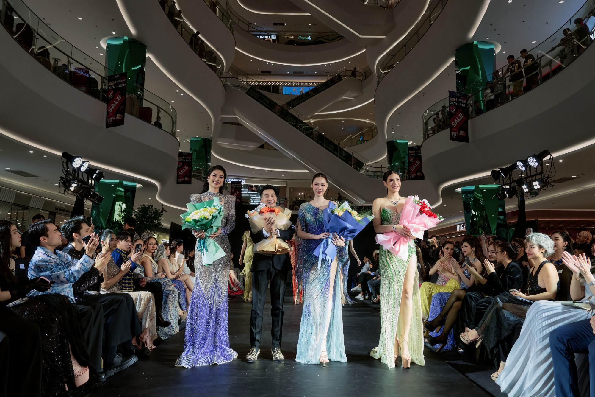 Tại sự kiện, NTK Tom Kara đã trình làng BST Tuyệt tác, gồm 40 thiết kế lộng lẫy, được xem như ''bộ hồ sơ nghệ thuật'' của anh sau 15 năm theo đuổi niềm đam mê trong lĩnh vực thời trang.  Tuyệt tác là sự kết hợp hài hòa giữa nghệ thuật haute couture và tinh thần tôn vinh vẻ đẹp - khí chất - bản lĩnh của người phụ nữ hiện đại.