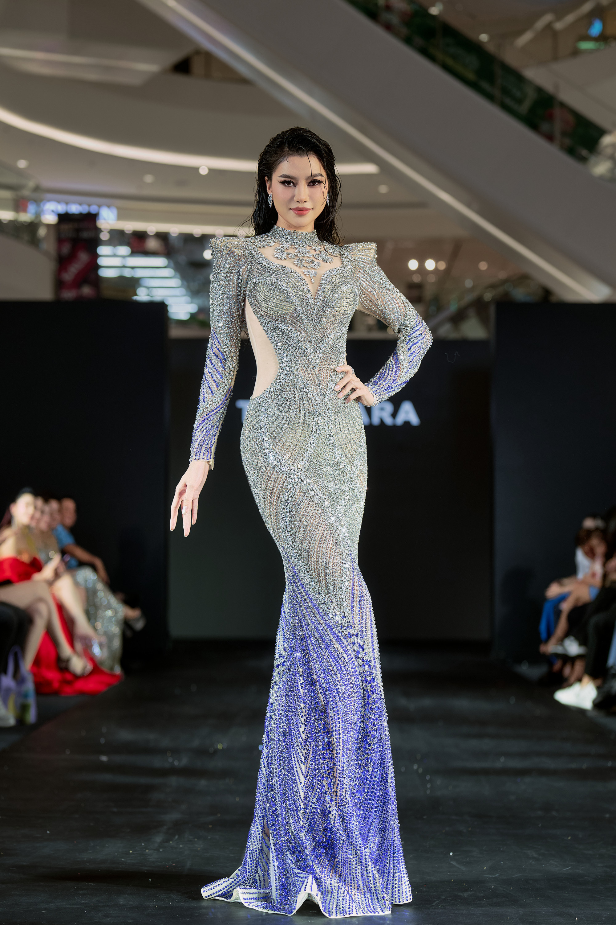 Hoàng Nhung chia sẻ cô và NTK Tom Kara có mối quan hệ thân thiết, đồng hành cùng nhau trong nhiều hoạt động. Vì vậy, khi đàn anh thực hiện show thời trang kỷ niệm, dù bận rộn nhưng nàng hậu vẫn sắp xếp tham dự, đồng thời tạo nên cái kết đẹp cho show diễn. 