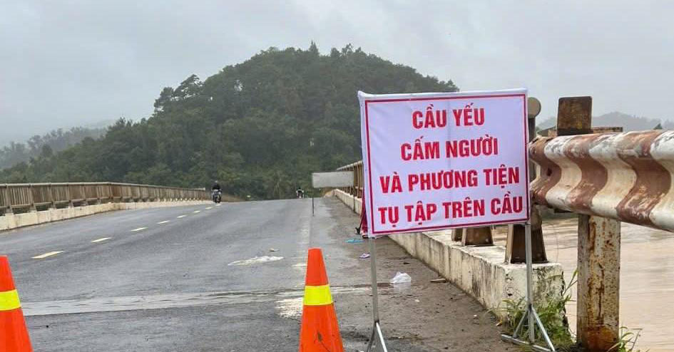Cơ quan chức năng cấm biển báo cầu Giang Sơn bắc qua sông Krông Ana-Ảnh: Phòng Cảnh sát giao thông, Công an tỉnh Đắk Lắk