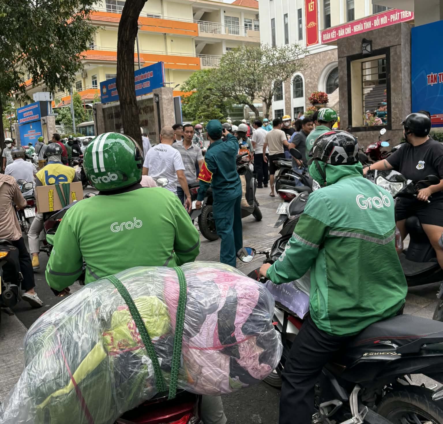 Không khí sáng nay 22/11 tại điểm tiếp nhận tập trung ủng hộ đồng bào miền Trung tại Uỷ ban Mặt trận Tổ quốc Việt Nam TP. Hồ Chí Minh (số 55 Mạc Đĩnh Chi) - Ảnh: Lê Hoài Việt. Được biết vì