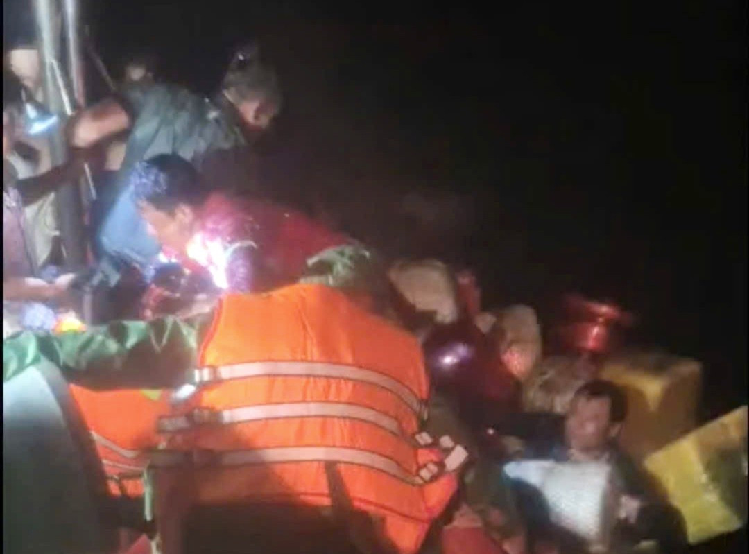 Các chiến sĩ đồn biên phòng cứu vớt thành công ngư dân bị chìm tàu, trôi dạt trên biể. Ảnh: Hoàng Tá