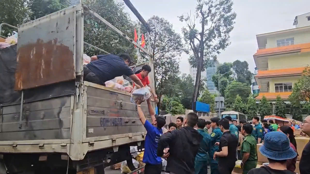 Chuyến xe chở 15 tấn hàng hóa thiết 