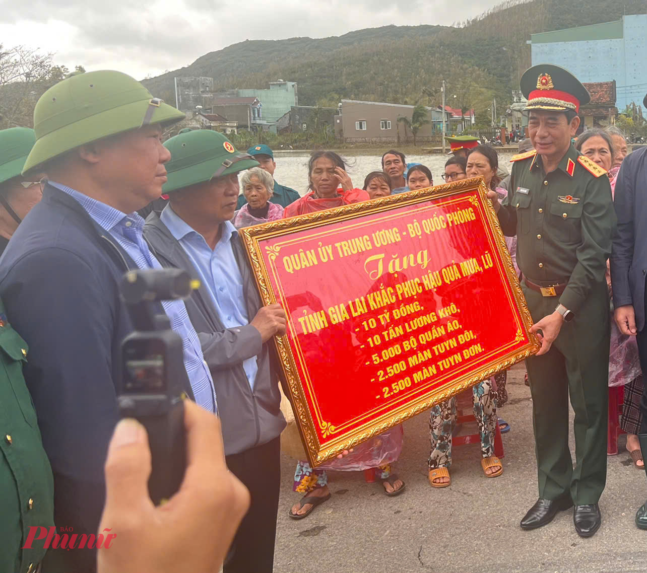 Đại tướng Phan Văn Giang thăm hỏi, tặng quà người dân vùng lũ ở tỉnh Gia Lai_Ảnh: D.X.