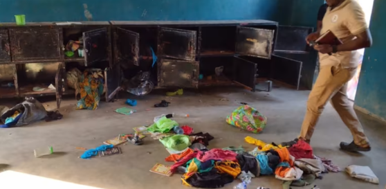 Hiện trường sau khi hàng trăm nữ sinh av2 giáo voe6n bị bắt cóc. Ảnh: CAN