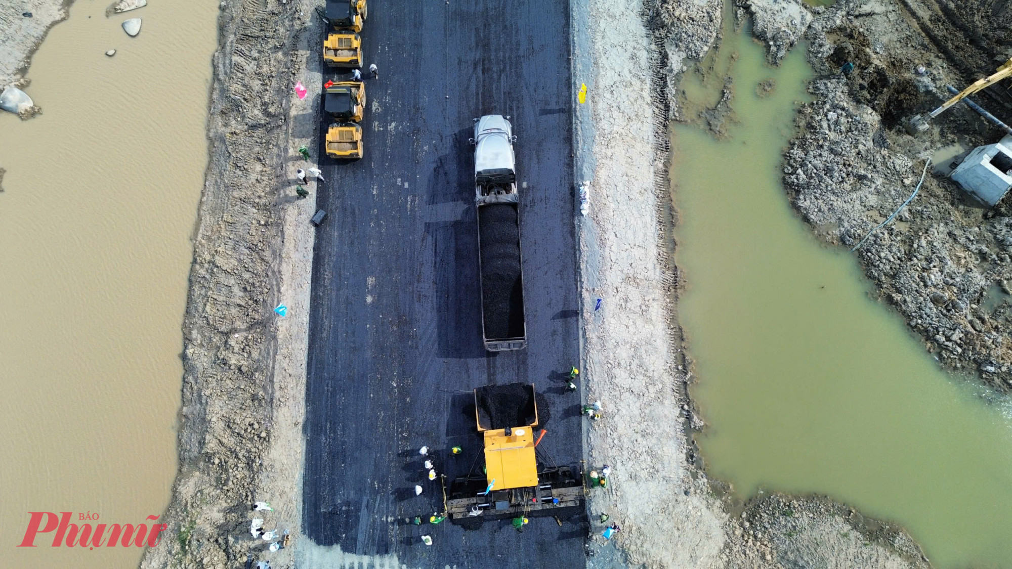 Ông Đinh Văn To - Giám đốc Ban quản lý dự án tỉnh An Giang, chủ đầu tư dự án thành phần 1 cao tốc Châu Đốc – Cần Thơ – Sóc Trăng cho biết, trong sáng cùng ngày, tại gói thầu số 44, do liên doanh Công ty cổ phần 471 – Công ty cổ phần Tập đoàn Thành Huy – Công ty cổ phần Xây dựng hạ tầng Đại Phong đã tổ chức thi công, thảm 300m bê tông nhựa nóng trên tuyến chính.