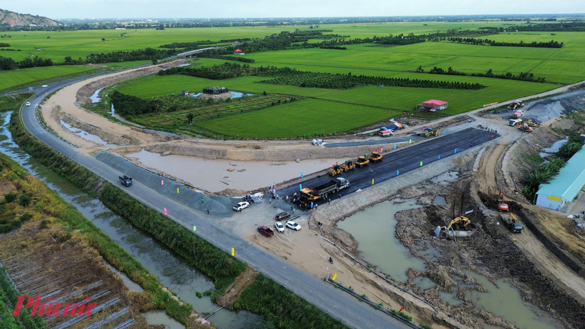 Cũng theo Ban điều hành Trường Sơn 11, trước đó, ngày 13/10/2025, Binh đoàn Trường Sơn 11 là đơn vị đầu tiên trải đá cấp phối đá dăm toàn tuyến khoảng 17km. 