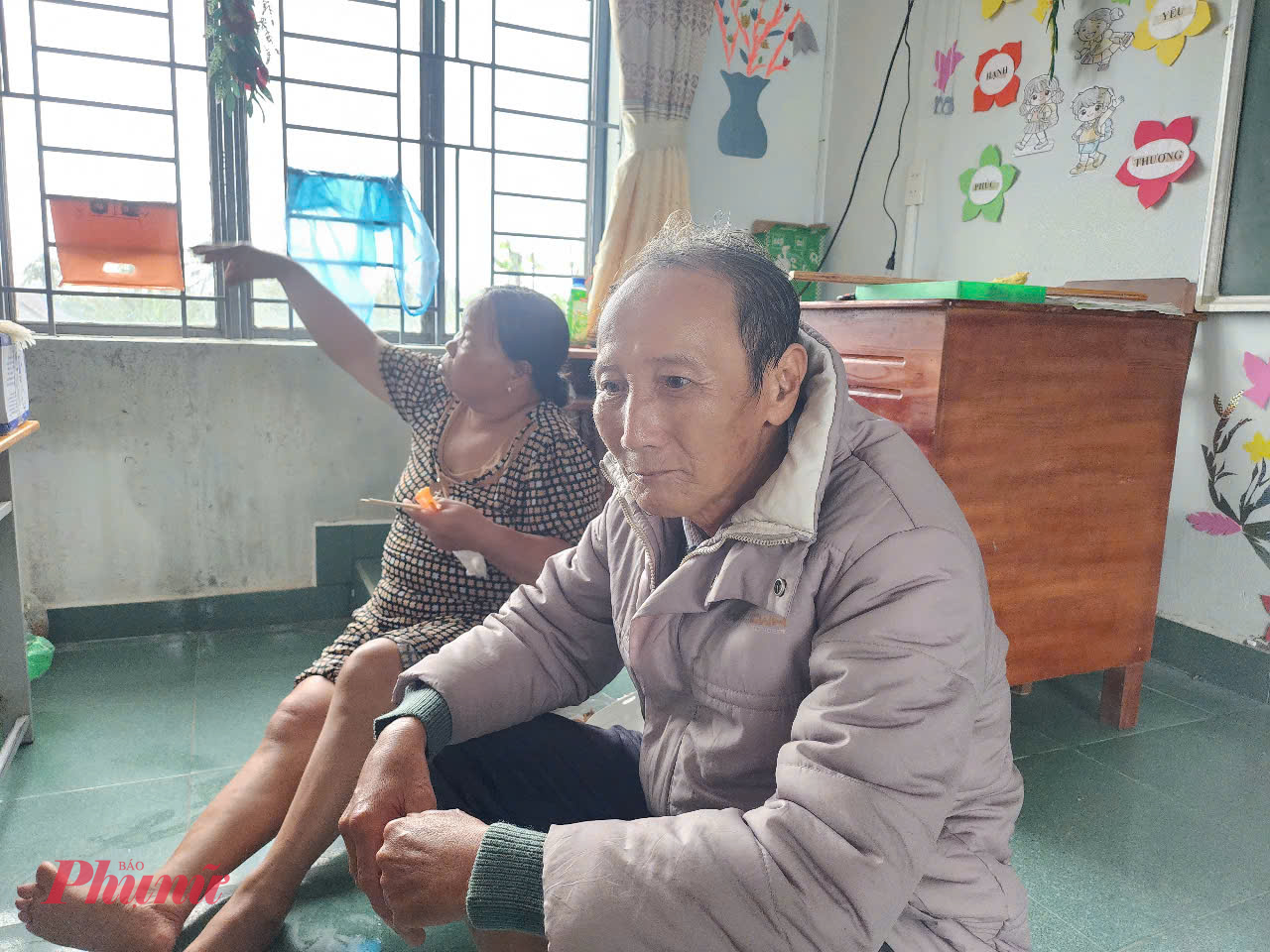 Bà Hoa kể lại giây phút nắm được sợi dây điện giữa dòng nước lũ