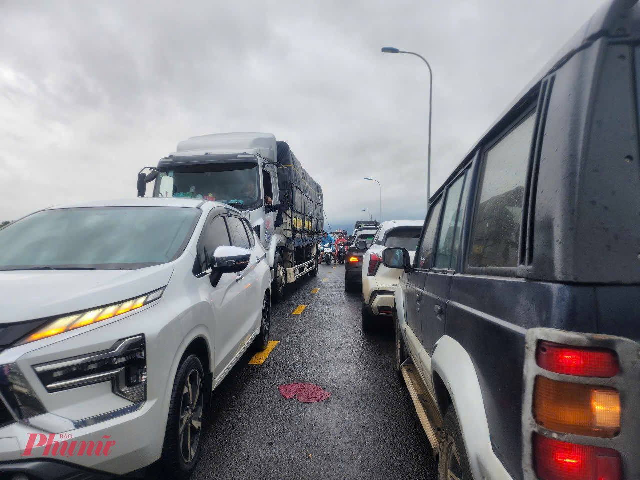 Nhiều đoàn xe cứu trợ nối đuôi nhau về xã Hòa Thịnh để hỗ trợ bà con vùng lũ