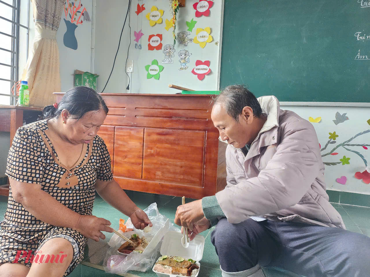 Bữa cơm đầu tiên của vợ chồng bà Hoa sau nhiều ngày bị lũ dữ vây quanh