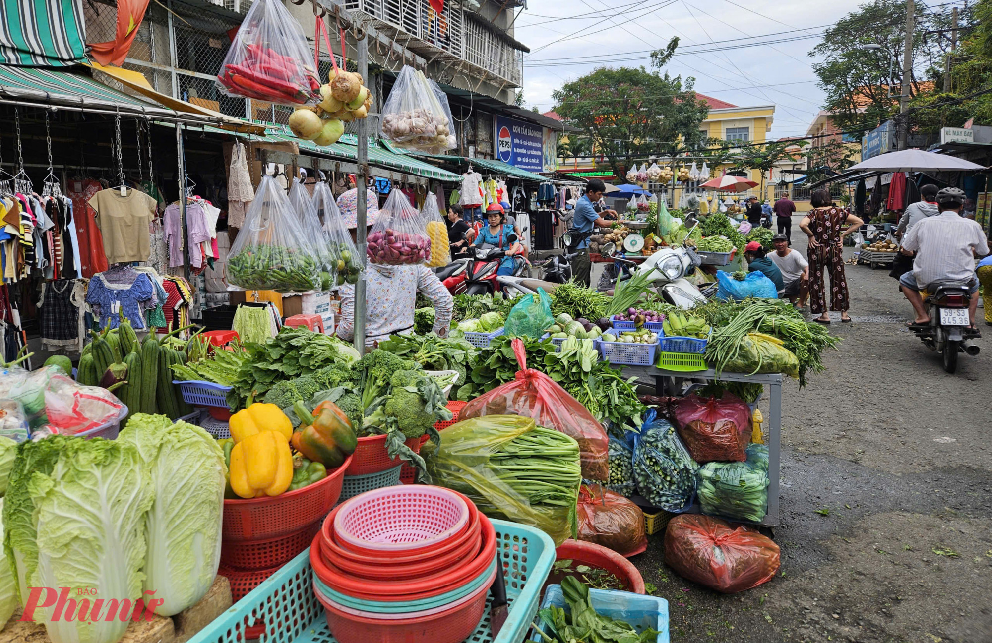 Rau về chợ tăng nhưng sức mua lại giảm mạnh 