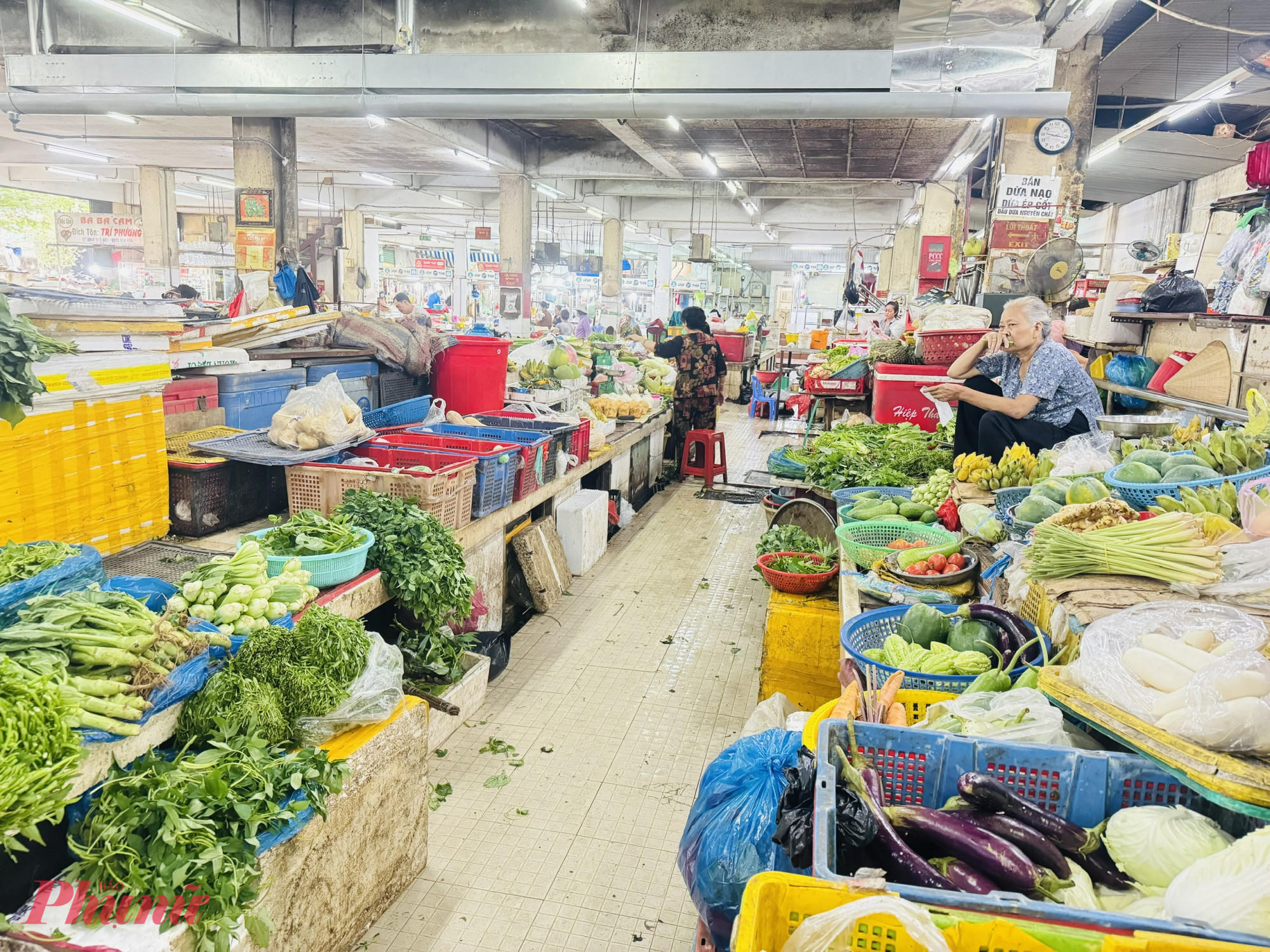 Do giá rau tăng quá cao nên các sạp kinh doanh rau đều rơi vào tình trạng ế ẩm 