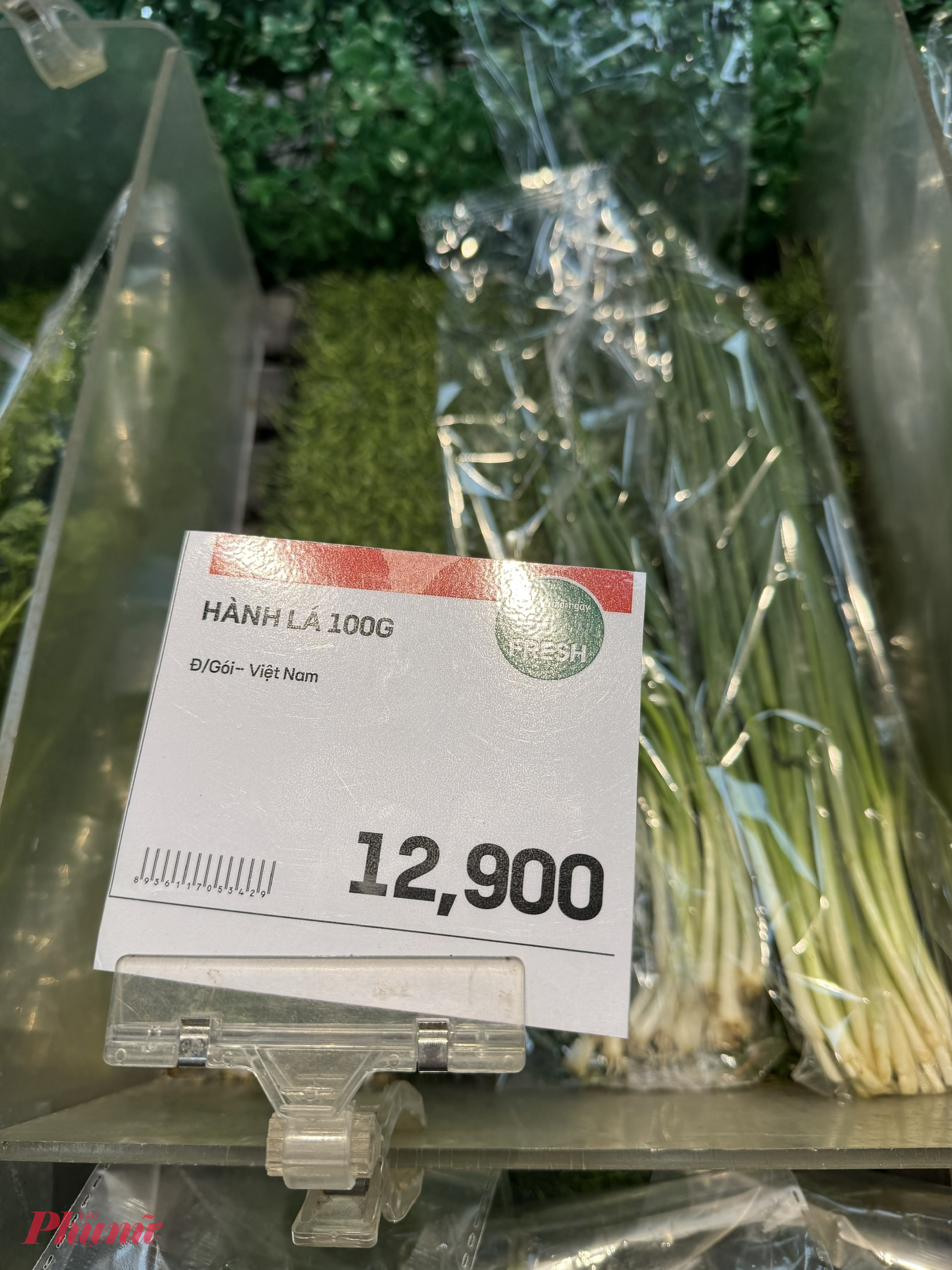 Tại siêu thị, hành lá đều có giá 130.000 đồng/kg, số lượng hành về siêu thị ít chứ không nhiều như mọi khi
