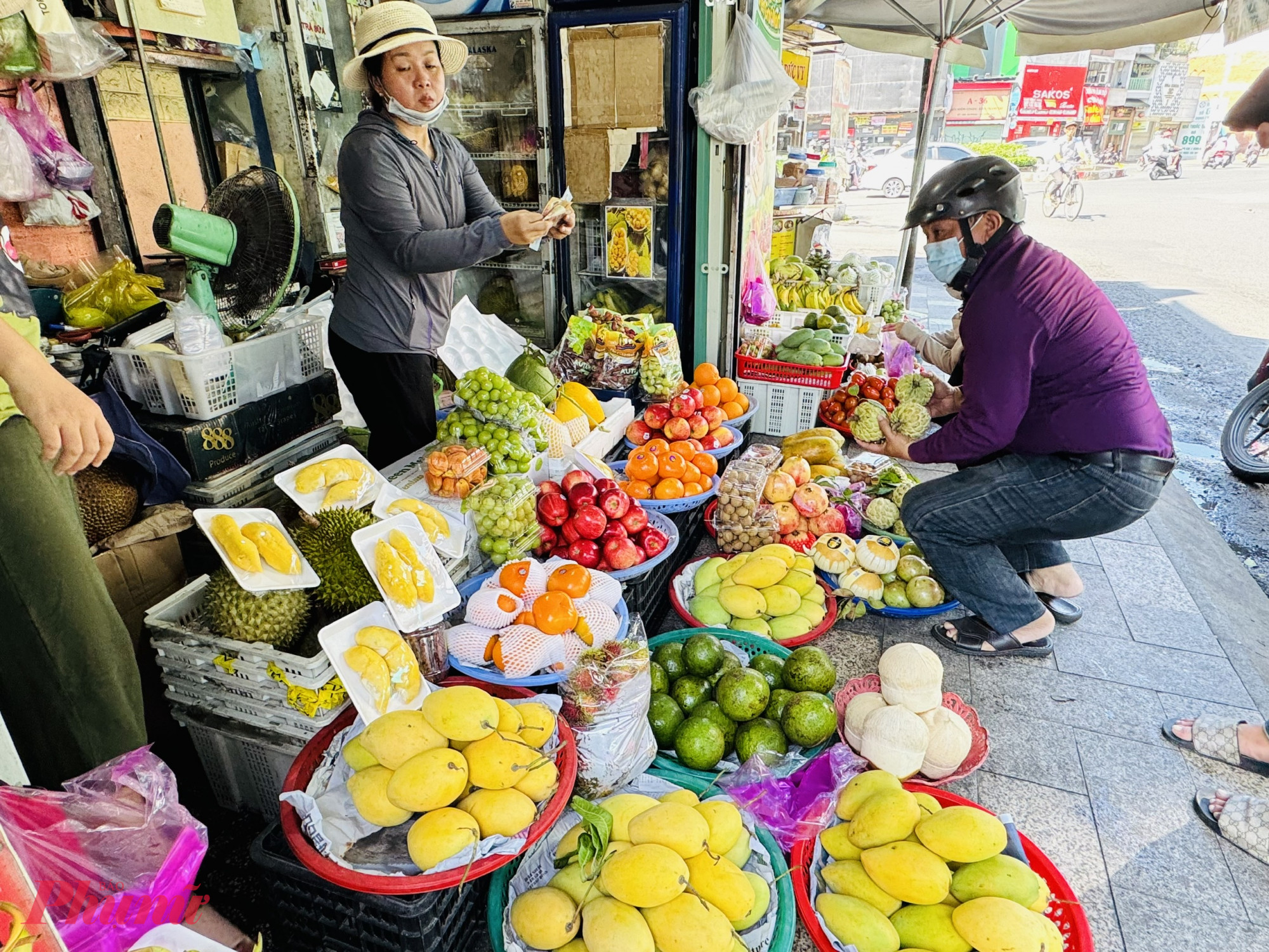 Không chỉ rau mà các mặt hàng trái cây, như xoài cát hòa lộc cũng tăng