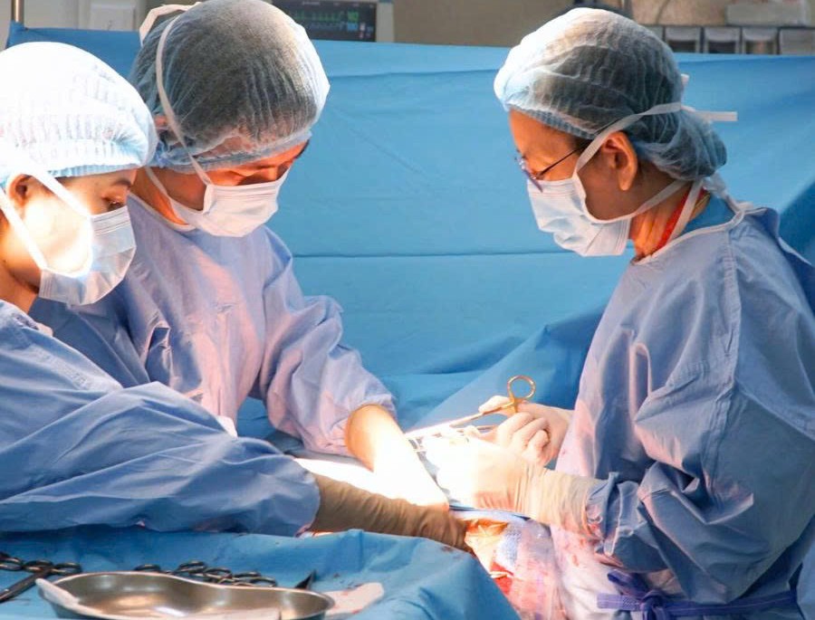 Bác sĩ bệnh viện mổ bắt thai cho sản phụ, ảnh BVCC