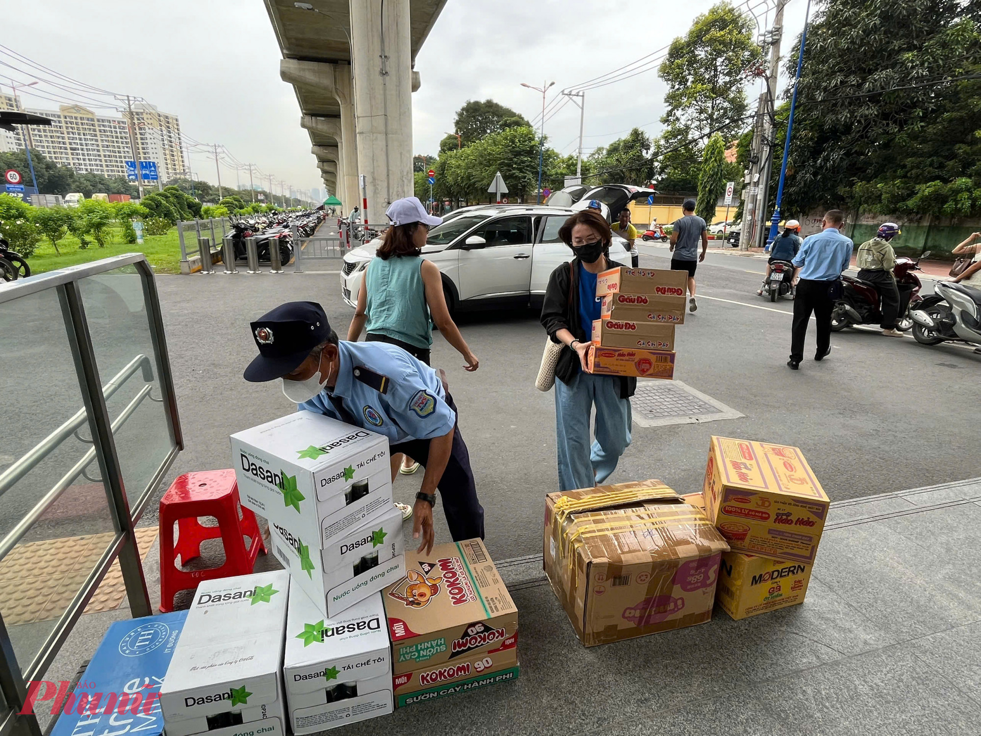 Nhiều gia đình mang theo cả bao quần áo đã được giặt sạch, phân loại sẵn để thuận tiện khi phân phối. 