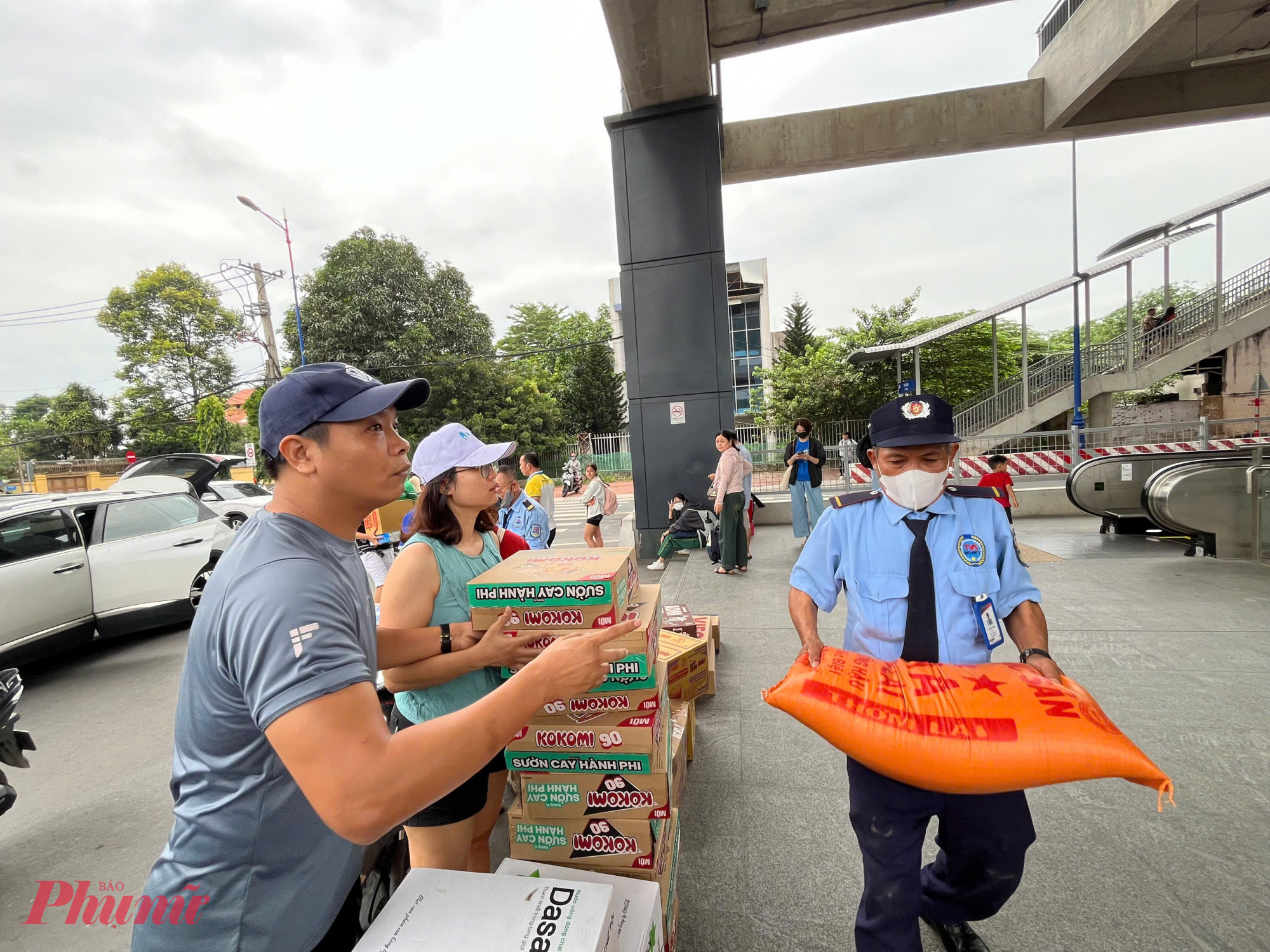 Những thùng mì, bao gạo được người dân và bảo vệ ga Thủ Đức chuyền tay nhau, gửi trọn nghĩa tình về miền Trung.
