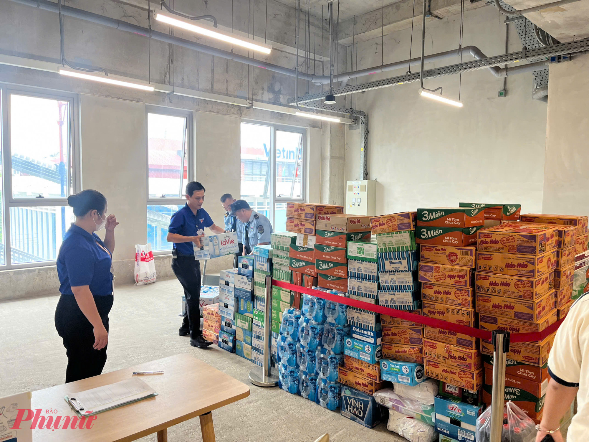 Những gói hàng được người dân tự tay đóng gói gọn gàng; lực lượng bảo vệ và nhân viên nhà ga nhiệt tình hỗ trợ khuân vác, hướng dẫn đưa về điểm tập kết.