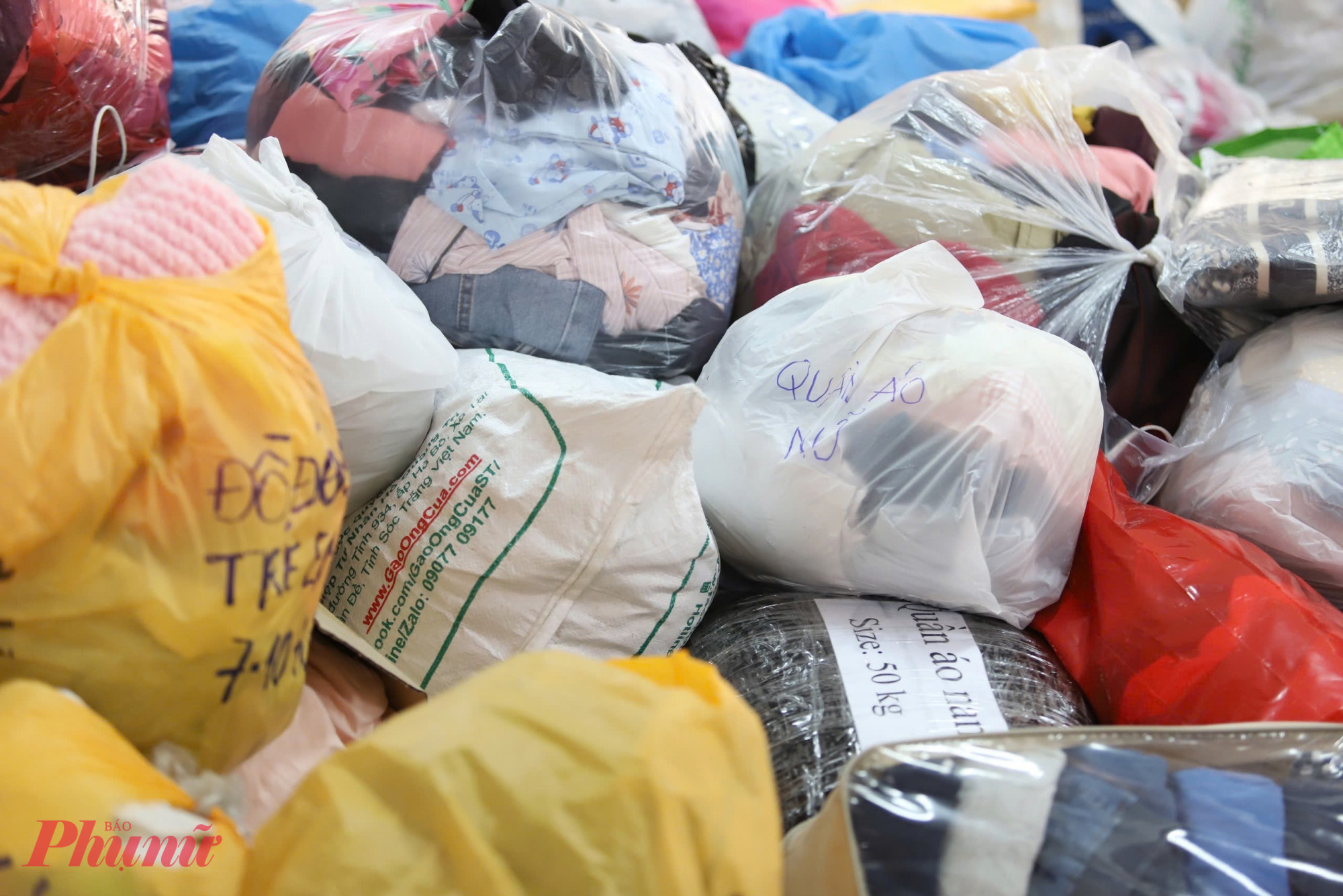 Người dân phân loại quần áo theo nam - nữ - trẻ em để chuyển tải phù hợp
