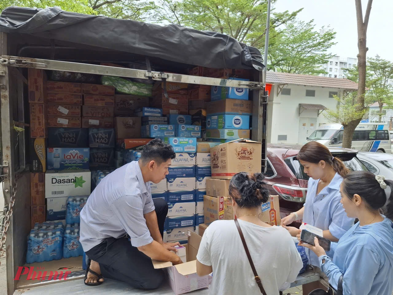 Trong 1 đêm, cư dân chung cư Ehome 3, phường An Lạc đã gom được nhiều tấn hàng gửi đến vùng lũ