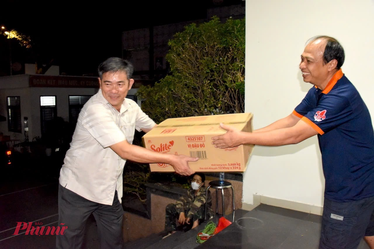 Trong những ngày này, cả thành phố chung tay, mở rộng điểm nhận hàng cứu trợ miền Trung