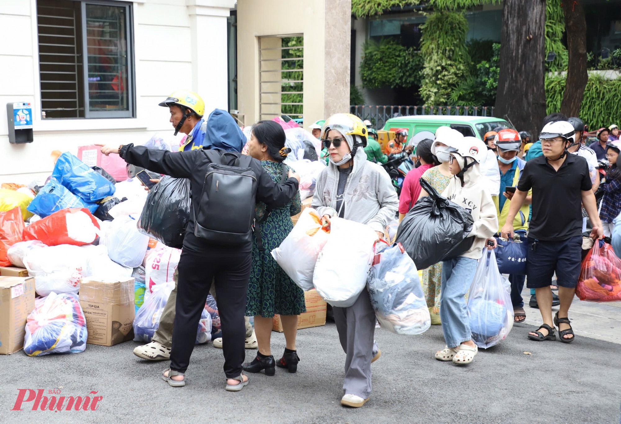 Người dân TPHCM xếp hàng mang nhu yếu phẩm đến Mặt trận thành phố từ sáng sớm