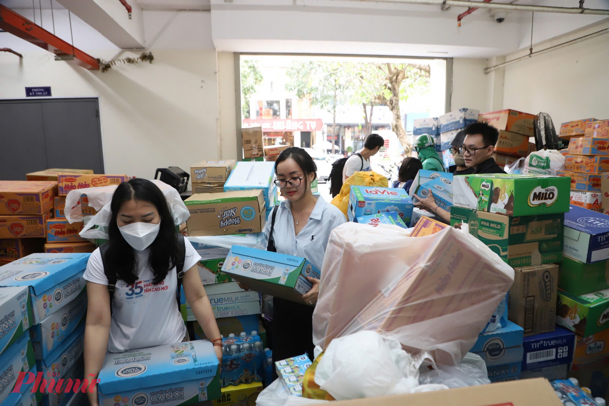 Lực lượng tình nguyện viên phân loại quần áo theo nam, nữ, trẻ em để chuyển tải phù hợp