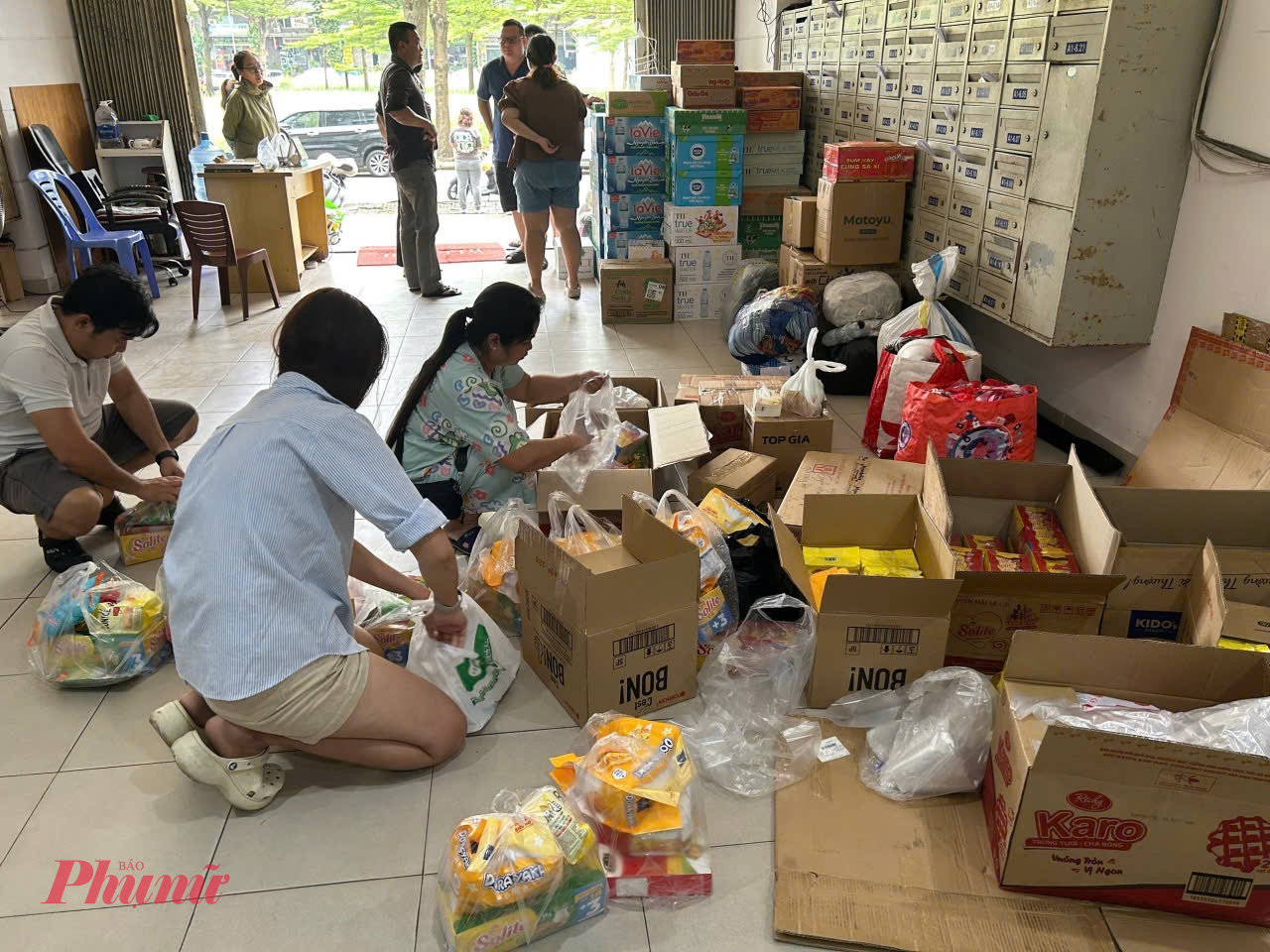 Tại chung cư Ehome 3, những đôi tay tất bật nhưng ấm áp, cùng nhau sắp xếp từng phần quà nghĩa tình gửi về miền Trung.