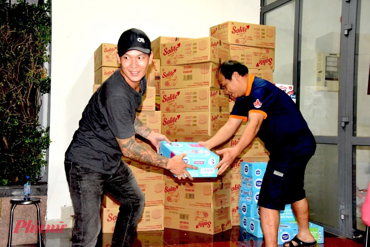 Các nhu yếu phẩm như mì gói, đồ hộp, bánh và trái cây sấy được tiếp nhận liên tục