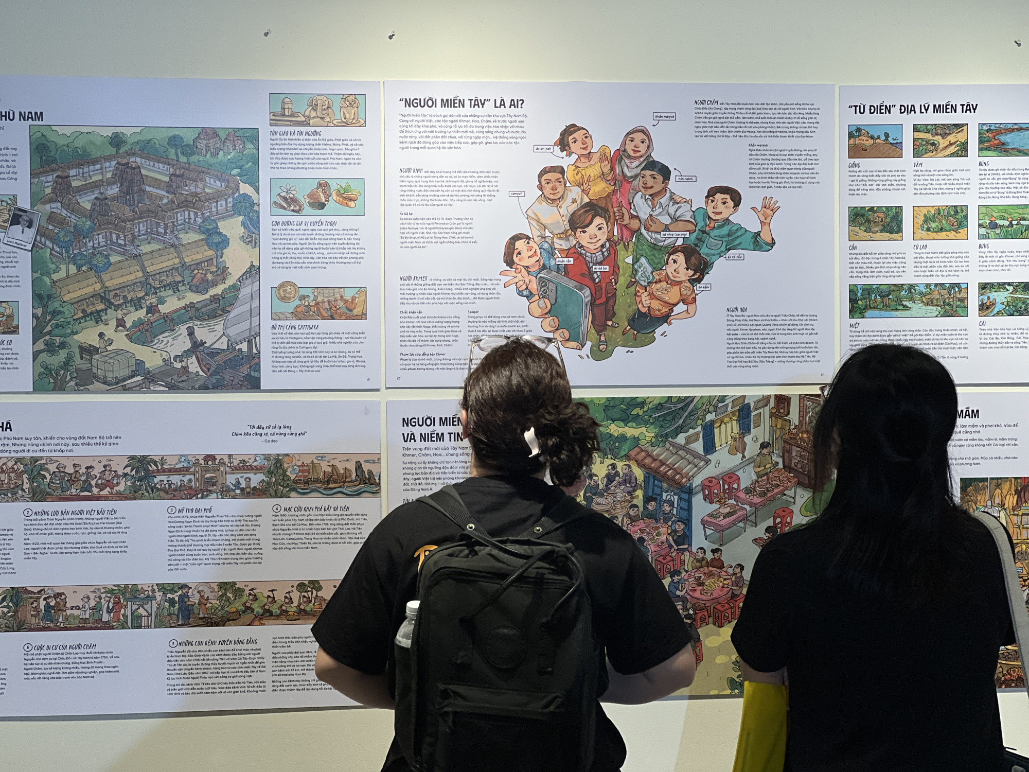 Bạn đọc đến xem triển lãm ngày ra mắt sách - Ảnh: Du Bút