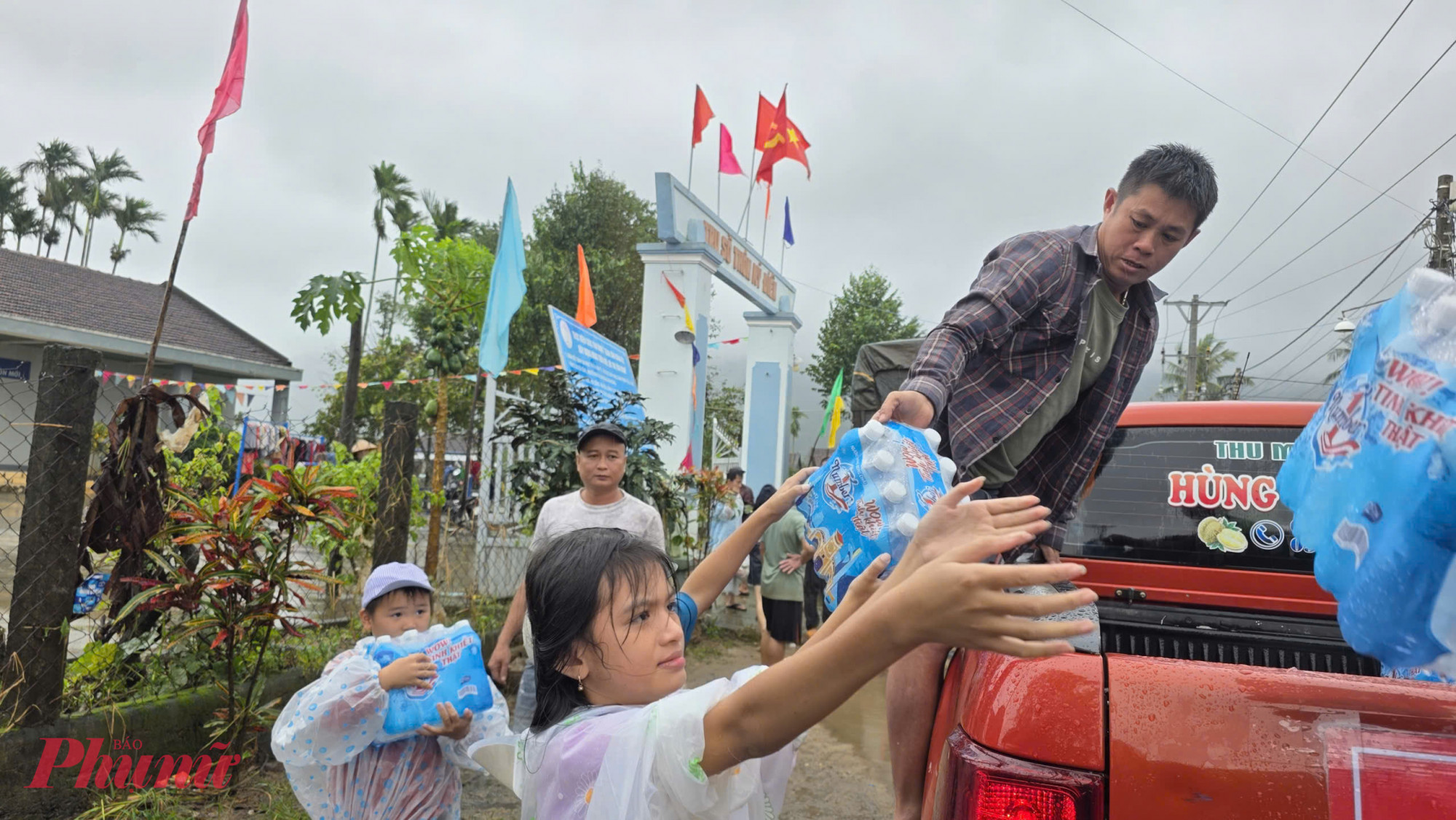 Tấm lòng của các cấp chính quyền và người dân khắp cả nước đã giúp người dân vùng lũ ấm lòng và có thêm động lực để vực dậy sau bão.