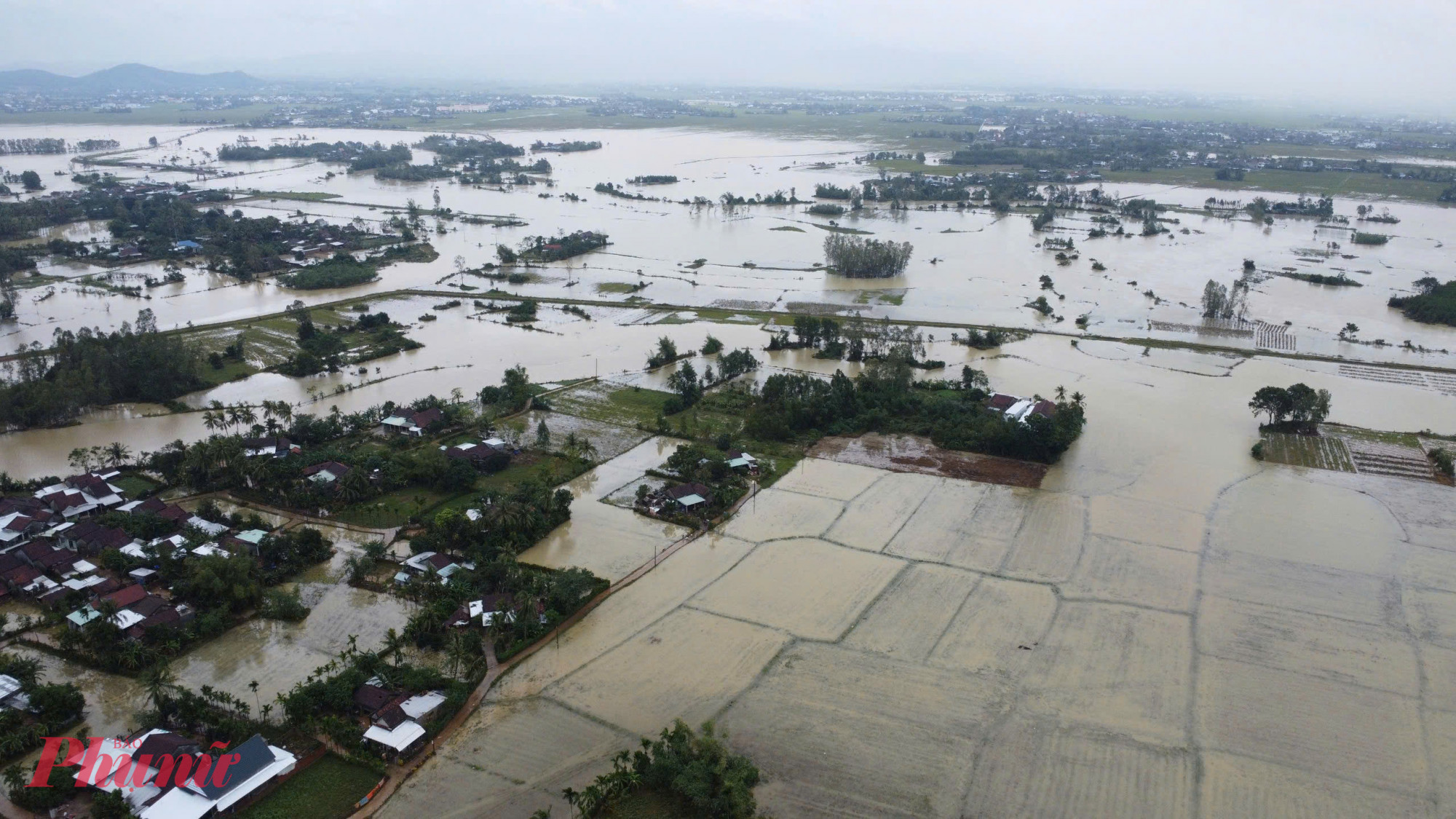 Trên tuyến đường dẫn vào xã, nhiều đoạn bị hư hỏng, sạt lở nghiêm trọng. 