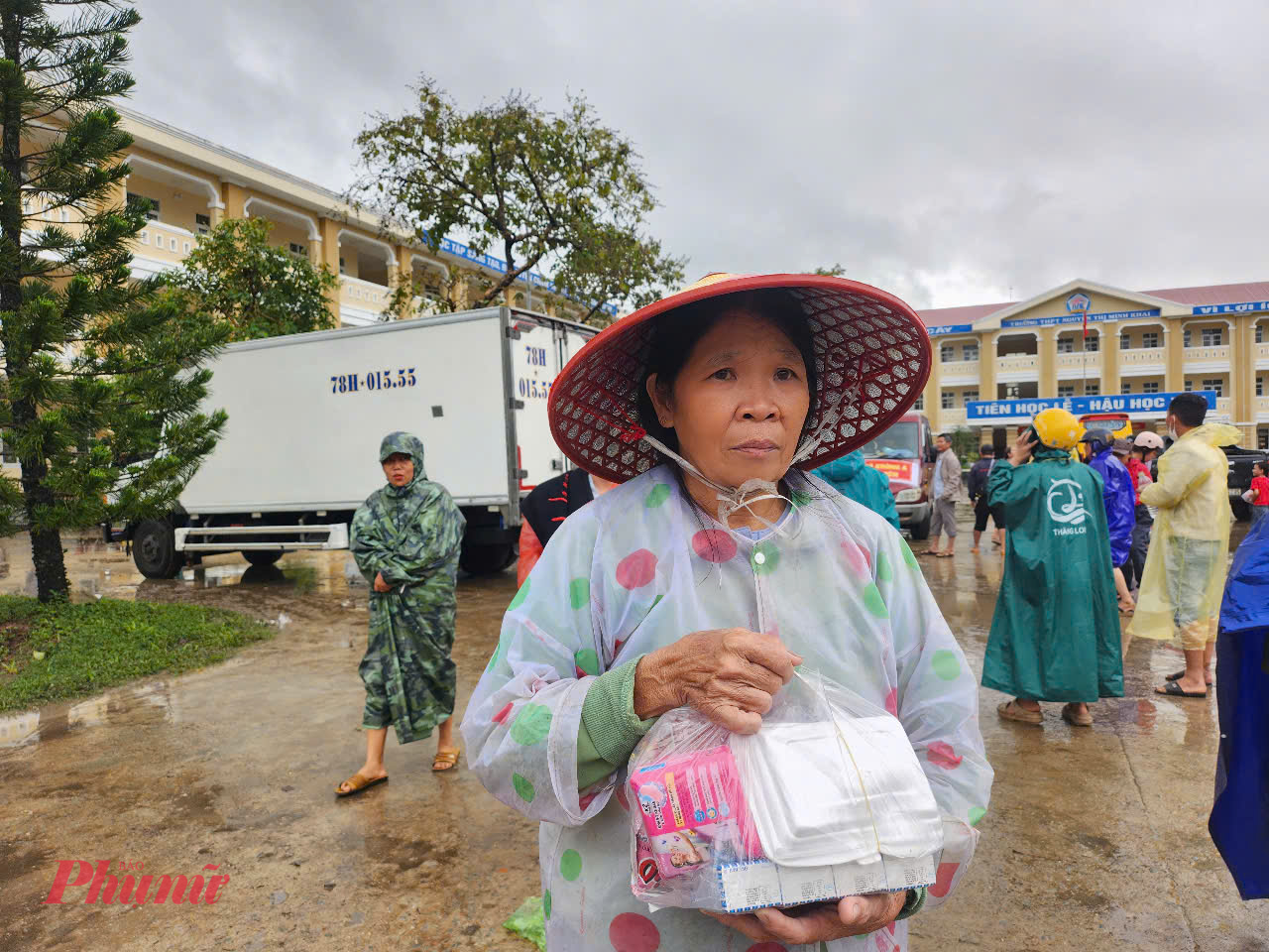 Bữa cơm nóng đầu tiên sau nhiều ngày bị cô lập khiến không ít người nghẹn ngào, xen lẫn hạnh phúc là những âu lo về chặng đường sắp tới. 