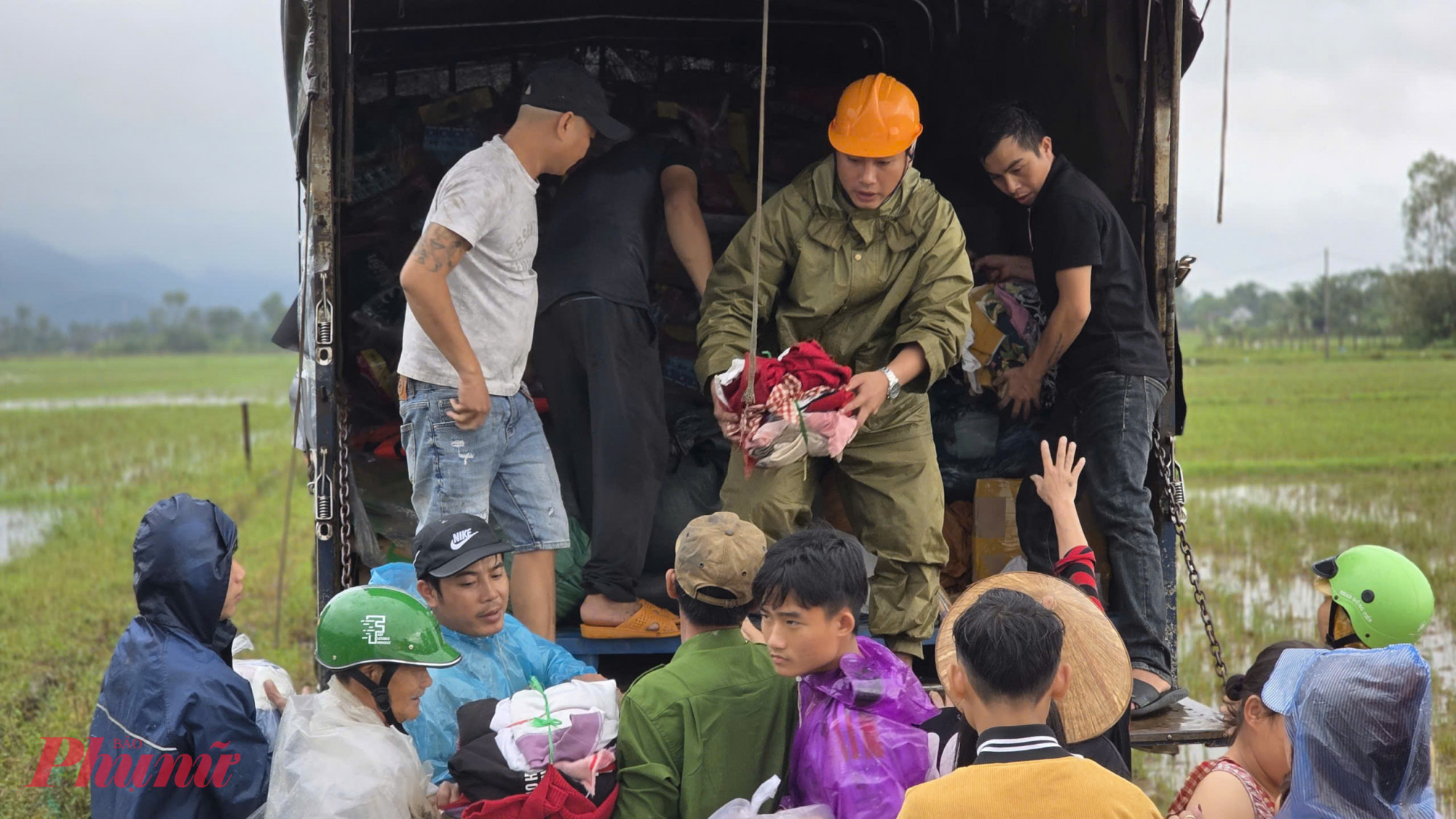 Nhiều người dân vỡ òa khi được nhận những phần quà cứu trợ. 