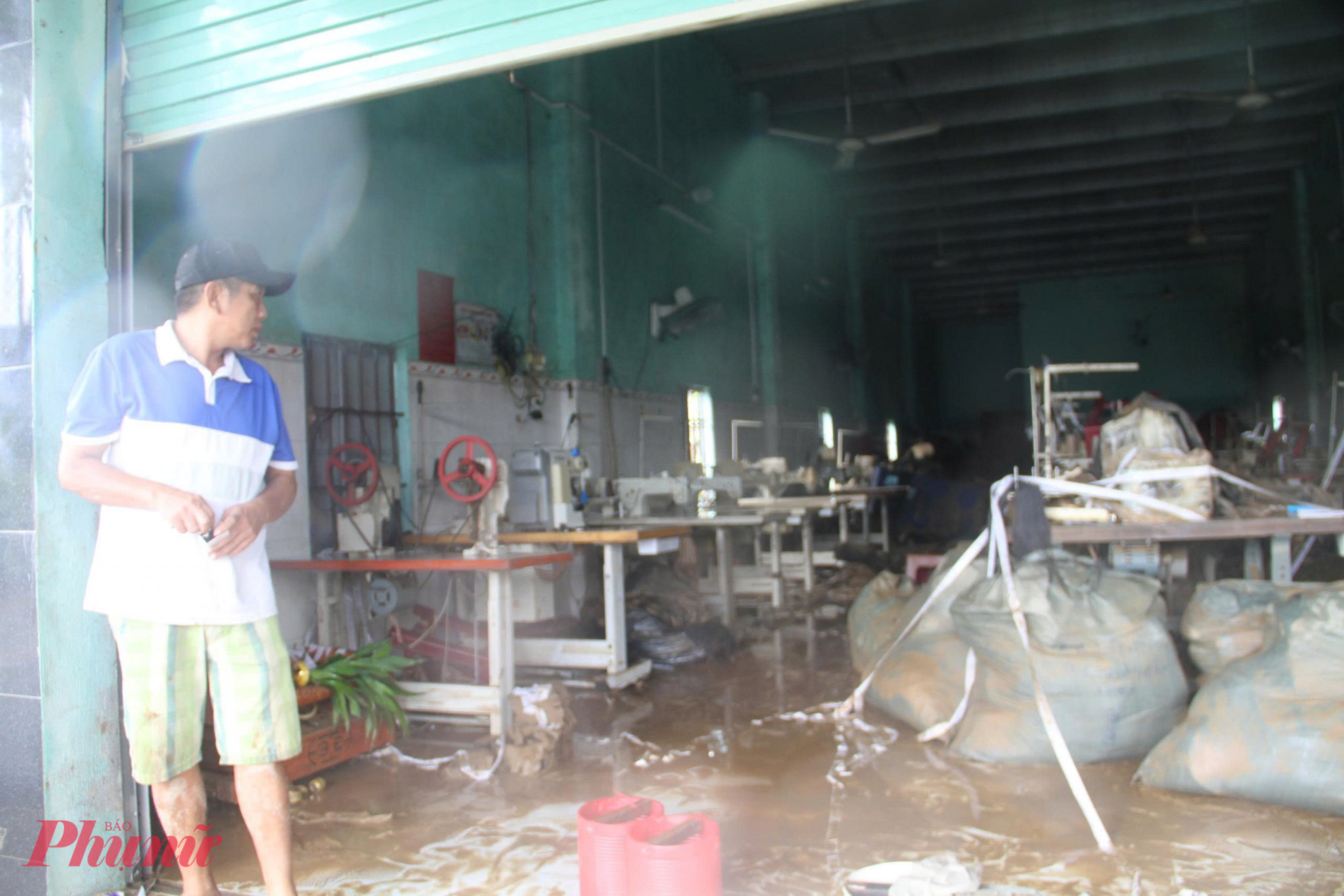 Tại một cơ sở may ở thôn Phú Hữu (xã Hòa Thịnh), máy móc và hàng hóa bị ngâm nước nhiều ngày, hư hỏng gần như toàn bộ. 