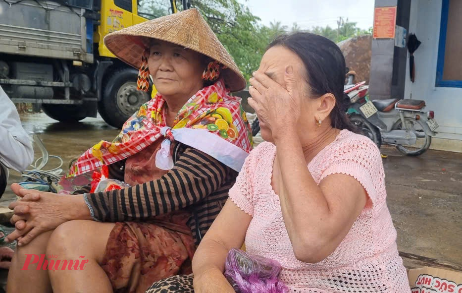 Chứng kiến thiệt hại nặng nề do mưa lũ gây ra, nhiều người dân vẫn chưa hết bàng hoàng, có người không dám tin mình đã may mắn sống sót sau cơn lũ lịch sử. 