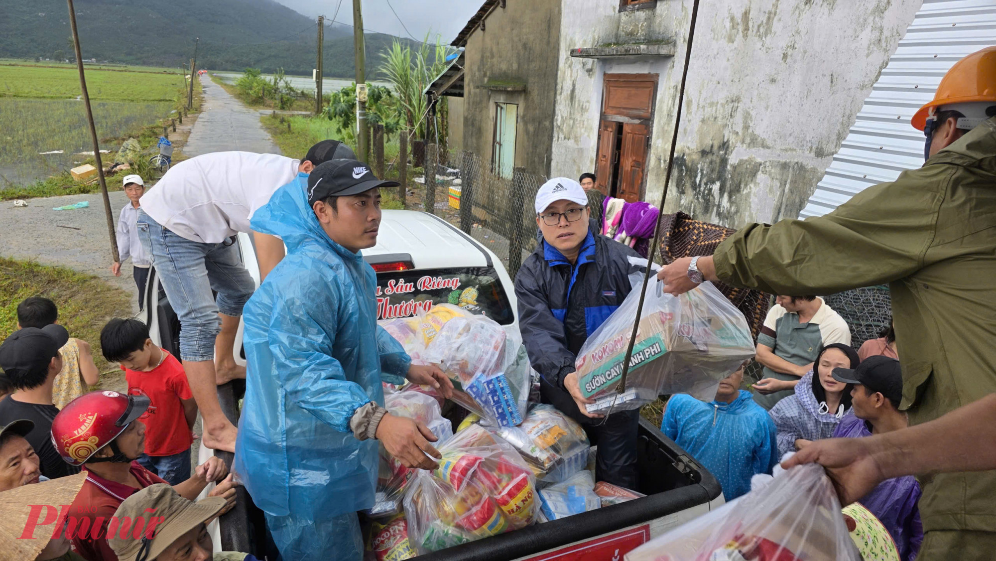 Nhiều nhà hảo vượt hàng trăm kilômet để đến hỗ trợ cho bà con xã Hòa Thịnh.