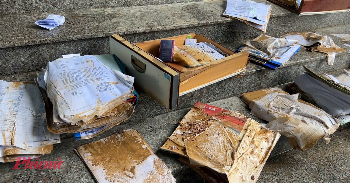 Không chỉ vậy, nhiều tài liệu, giấy tờ của chính quyền xã cũng bị ướp, hư hỏng sau lũ.