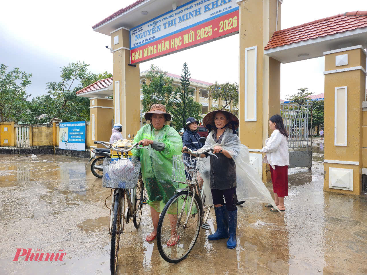 Trong cơn mưa nặng hạt, các tài xế kiên nhẫn điều khiển xe di chuyển từng chút một qua đoạn đường bị tắc nghẽn để tiếp cận các thôn bị chia cắt trong cơn lũ. 