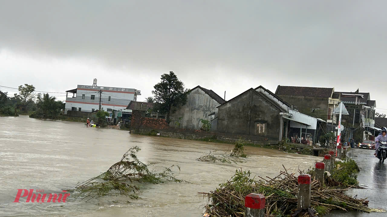 Công tác khắc phục sau trận lũ lịch sử vẫn còn ngổn ngang, đòi hỏi rất nhiều nỗ lực của từng hộ dân.
