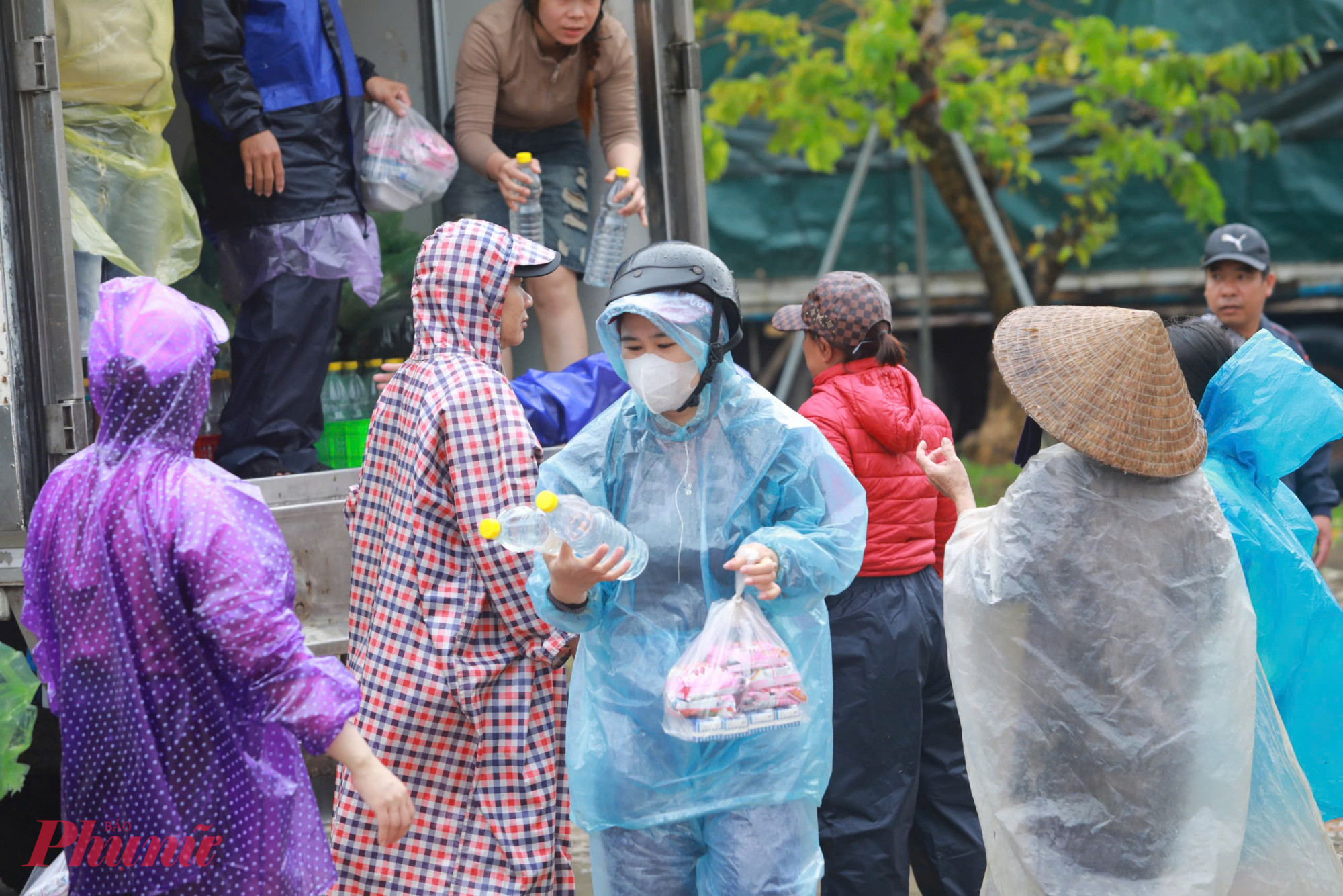 Để người dân vùng rốn lũ Hòa Thuận sớm ổn định cuộc sống, khôi phục sản xuất, vẫn cần sự chung tay của các tấm lòng hảo tâm, các mạnh thường quân và đặc biệt là sự hỗ trợ đồng hành của chính quyền địa phương trong thời gian tới.